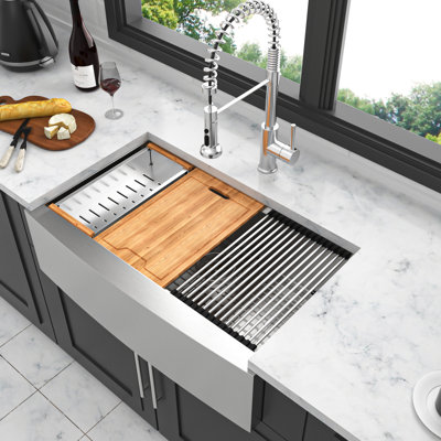 Station de travail de 30 po en acier inoxydable - calibre 16, nickel brossé, faite à la main, avec planche à découper en bois, support, grille de rinçage inférieure, passoire, pinces d'installation, bonde à tamis de 3,5 po, tablier guide de 30 po