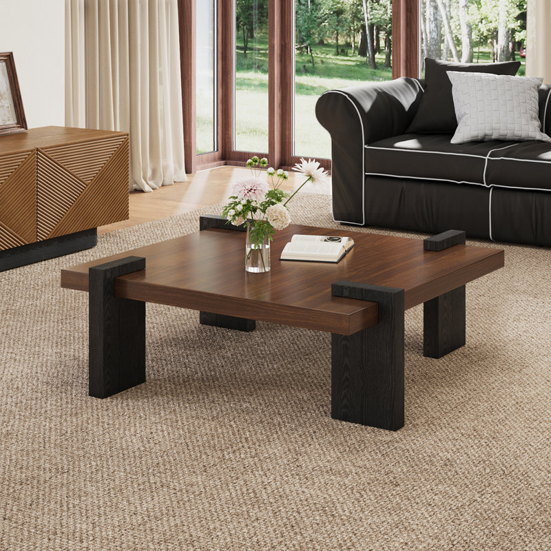 Table basse à quatre pieds en bois