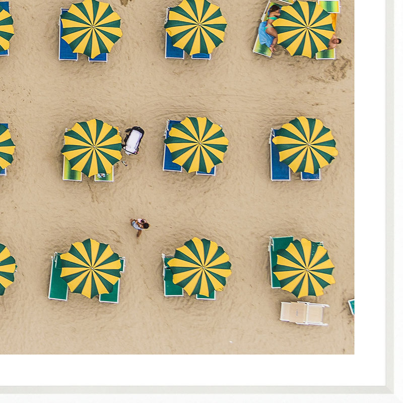 «Vue aérienne des parasols debout dans le sable» - Ensemble de 3 cadres photo sur papier