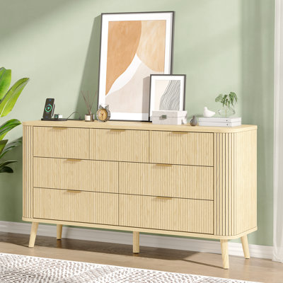 Commode 7 tiroirs cannelée avec station de charge, commode en bois de style Mid-Century de 57 po avec profil courbé pour la chambre à coucher (chêne naturel)