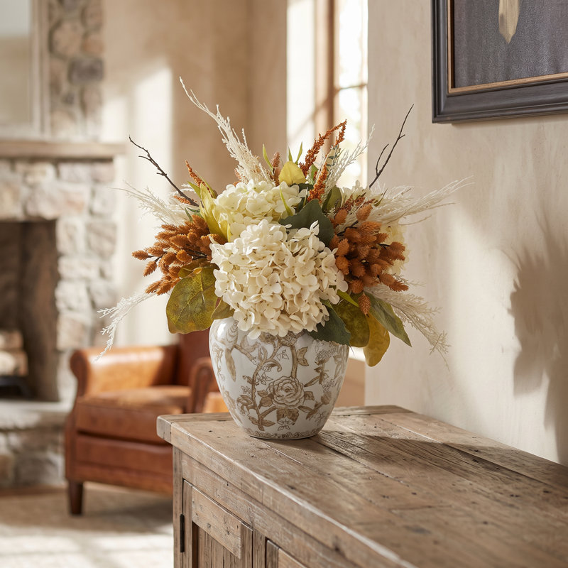Arrangement hortensia d'automne et bruyère dans un vase décoratif