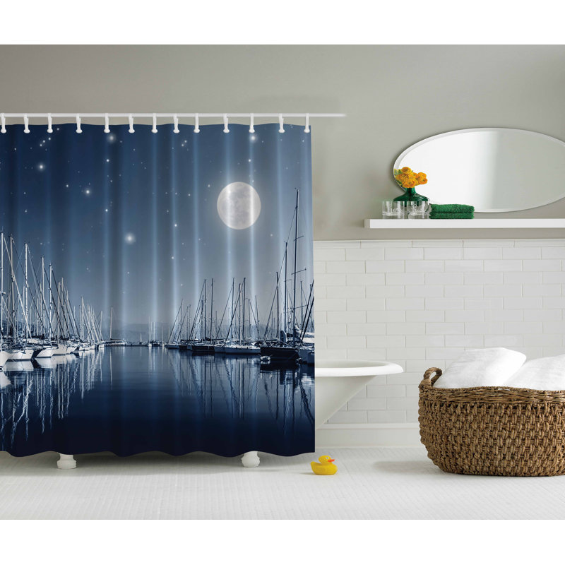 Rideau de douche à imprimé simple à l’intérieur d’un pilier moonlight