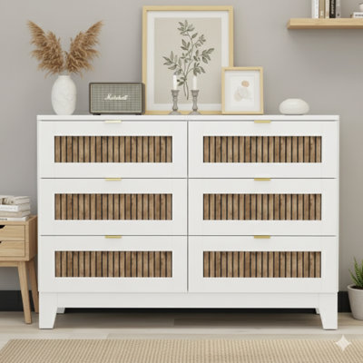Commode en bois de style rustique avec six tiroirs, armoire de rangement pour la chambre à coucher avec poignées en métal blanc.