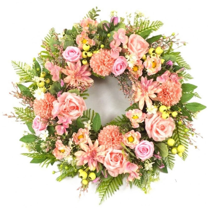 Couronne de roses et de fleurs avec feuillage vert et couronne de baies