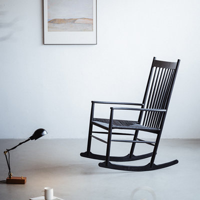 Chaise berçante noire en bois massif