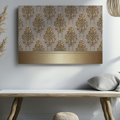 La toile crée un design de papier peint élégant avec un motif damassé complexe en or chatoyant contre un taupe doux