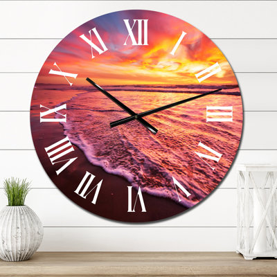 Horloge murale nautique et côtière, coucher de soleil rose foncé et jaune au-dessus de l'océan