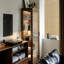 Vitrines en bois massif brun noisette