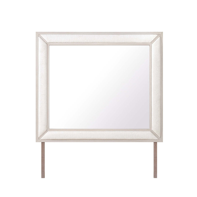 Miroir rembourré CIara beige, grand et élégant, parfait pour rehausser le décor et l'espace de n'importe quelle pièce.