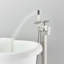 Bec de baignoire au sol avec douchette-104343287