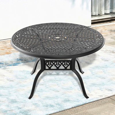Table de salle à manger de patio en aluminium moulé de 122 cm (48 po) - Noire, avec trou pour parasol pour 6 personnes, cadre noir.