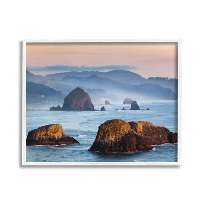 «Ocean Cliff With Mountains», art mural sur toile par Richard Wong