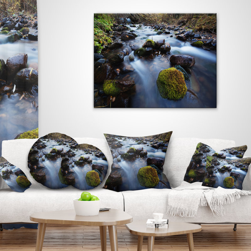 Rivière qui coule rapidement - paysage imprimé, 16 po x 1 po, Coussin décoratif