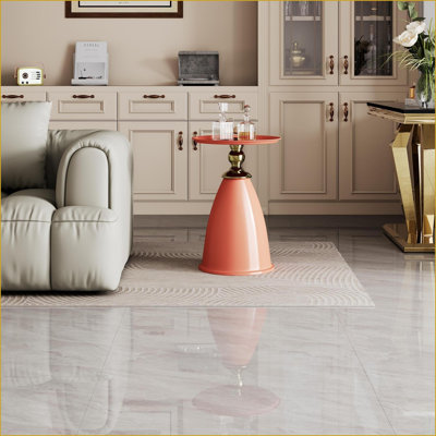 Table basse en fer peu encombrante au design sophistiqué pour petits espaces, facile à nettoyer