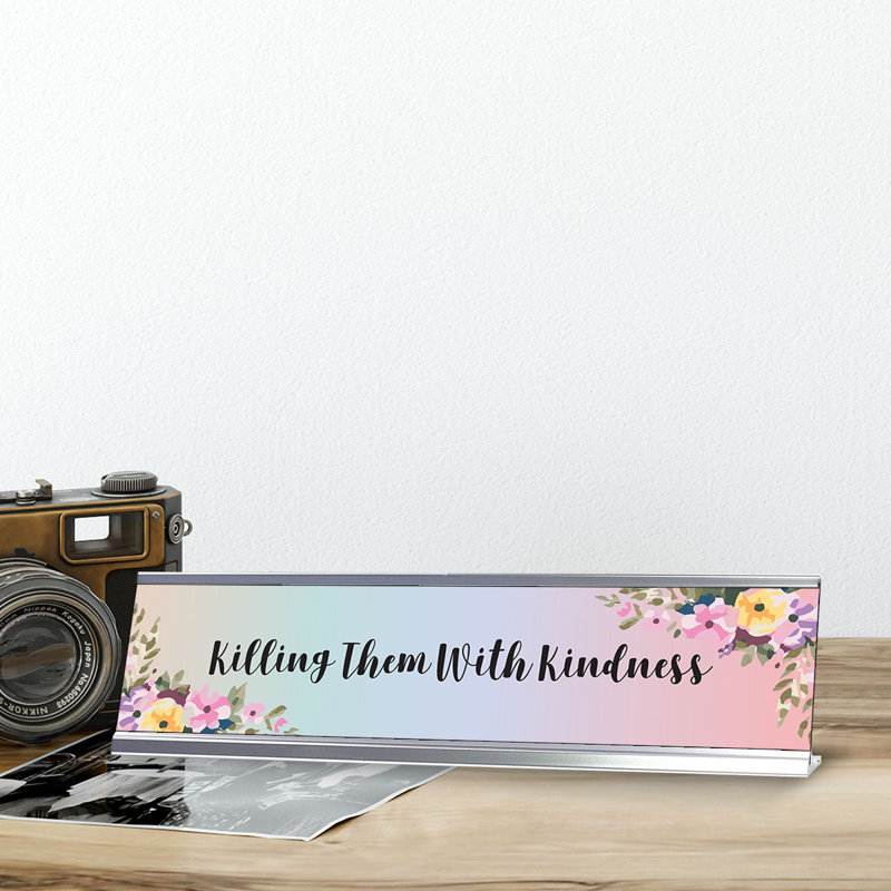 Enseigne de bureau «Killing Them with Kindness»
