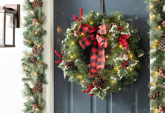 Must-Have Pre-Lit Christmas Wreaths