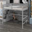 Lit mezzanine contemporain avec bureau, tablettes et escalier de rangement