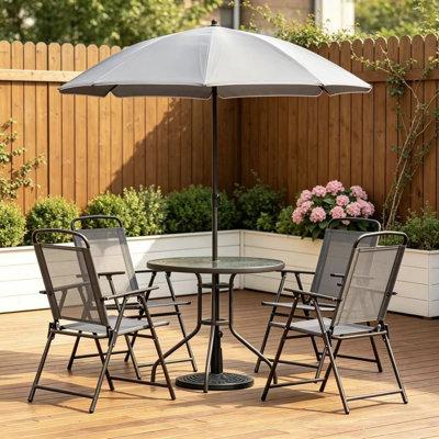 Ensemble de salle à manger d'extérieur gris avec parasol, table en verre trempé et chaises pliantes en maille d'acier pour terrasse et bord de piscine