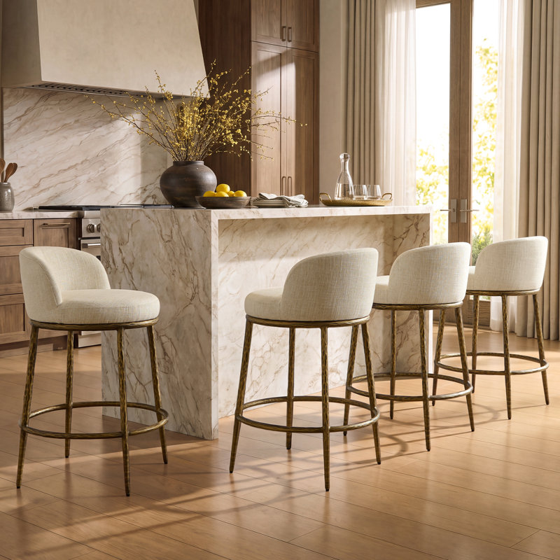 Tabouret de bar moderne Aureon 67,5 cm (26,55 po) en lin, pieds en métal martelé doré, dossier incurvé et repose-pieds circulaire, idéal pour un îlot de cuisine ou un bar, ensemble de 4