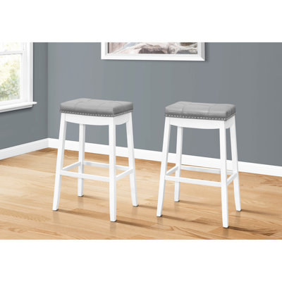 2 pièces, siège de selle à hauteur de bar intuitif, fabrication en bois blanc, revêtement en similicuir gris, rembourrage moelleux et aspiration de capitonnage, structure, sièges avec pieds à finition