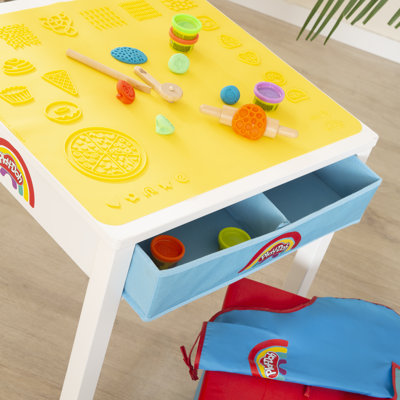 Play-Doh: Creative Craft Table - Art Station tout-en-1, bureau en bois et repose-pieds, boîtes de rangement, (6) Play-Doh 1 oz, tablier et outils, tapis en silicone 3D, enfants 3+