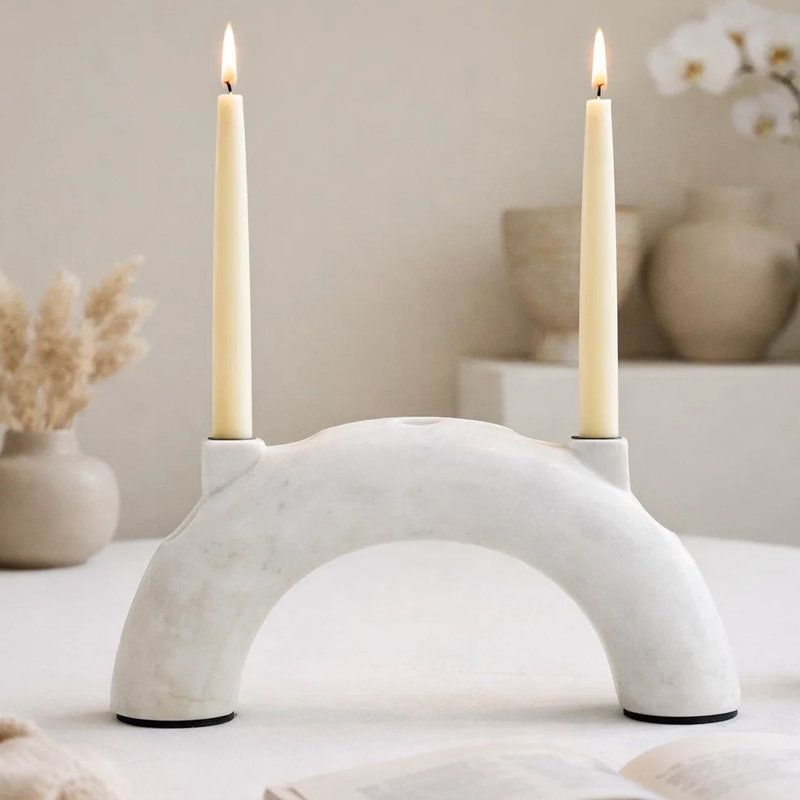 Le porte-bougie arqué en marbre blanc moderne de 10 pouces peut contenir 4 bougies