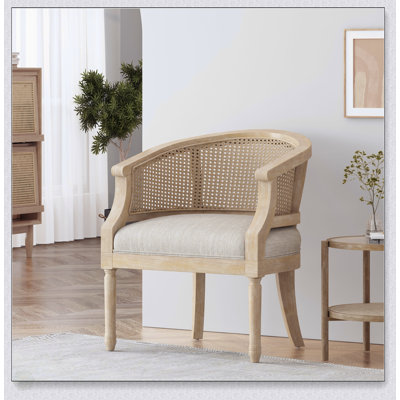 Fauteuil d'appoint de style champêtre français avec des matériaux modernes et durables, parfait pour ajouter une élégance classique et un confort à toute maison.