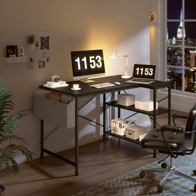 Bureau d'ordinateur en bois manufacturé en L Ciupan avec prise de courant, H 29 po x l 39,4 po x P 27,5 po