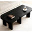 Table basse gigogne contemporaine en sapin noir, extensible jusqu'à 180 cm (70,86 po), idéale pour le salon principal, gain de place et polyvalente, centre de pièce moderne, surface lisse.