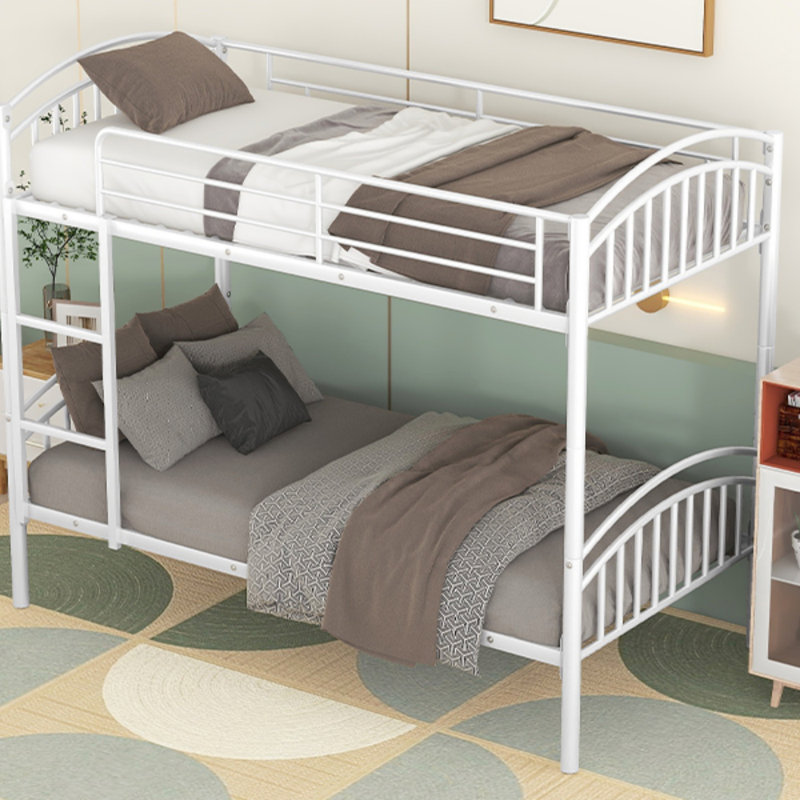 Lit superposé simple au-dessus d'un lit simple en métal, divisé en deux lits pour une polyvalence maximale et une efficacité d'espace