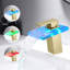 Robinet de lavabo pour salle de bain avec eau chaude et froide, 3 couleurs à DEL, fixation sur le comptoir, bec cascade, robinet en or brossé avec changement de couleur, poignée simple, eau,