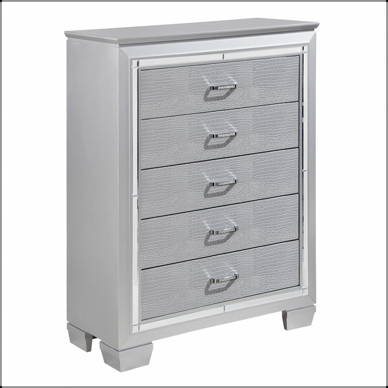 Commode glamour à finition argentée avec 5 tiroirs en queue d'aronde et façades en faux alligator pour un rangement élégant