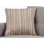 Canapé deux places, mélange de polyester avec structure matelassée, pieds en bois massif, rembourrage en mousse haute densité et 2 coussins décoratifs