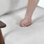 Chaise d'appoint moderne en tissu texturé, support à ressorts ensachés et bois d'hévéa massif
