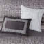 Édredon grand / gris taupe 7 pièces. Tissu. Comprend un édredon, des taies décoratives, des coussins décoratifs et une jupe de lit. Lavable à la machine pour grand lit. Gris / taupe Motif de broderie. Facile à entretenir-118650009-118650010