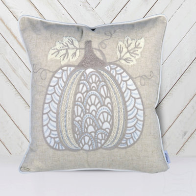 Coussin en dentelle brodée citrouille