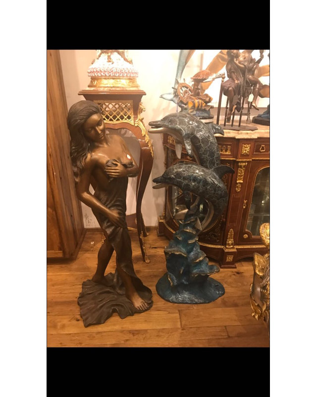 Benge, belles femmes tenant une statue drapée