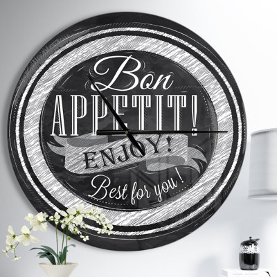 Lettrage sur une plaque - horloge murale moderne