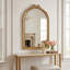 Miroir mural arqué avec cadre doré orné-1121494992