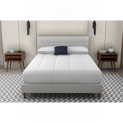 Lit tapissier avec 2 tables de chevet