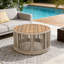 Table basse ronde en bois d'acacia avec détails en corde et structure en métal