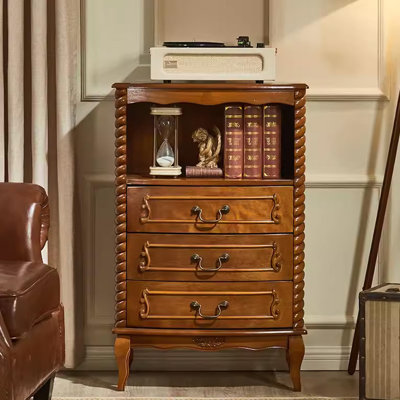 Commode en bois rétro ornée de détails