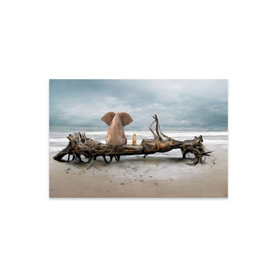 «Elephant and a Dog Are Sitting on Driftwood» par Mike Kyiv - sans cadre