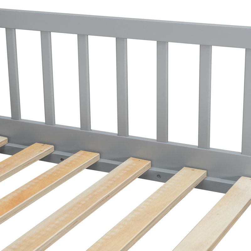 Lit superposé double au dessus d'un lit double avec escalier de rangement et tablettes, structure de lit superposé en bois pour enfants avec maisonnette, toit et porte, marches de rangement et tablettes ouvertes, gris et rose