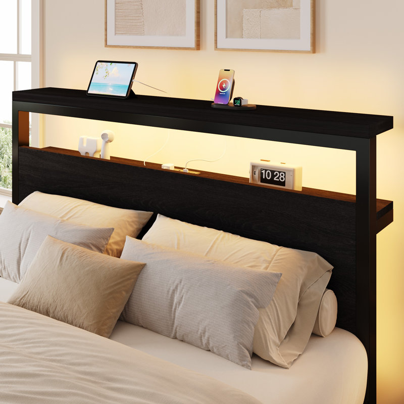 Base de lit plateforme noire en métal avec tête de lit en bois - lumières DEL intelligentes, tablette à 2 niveaux et station de charge intégrée
