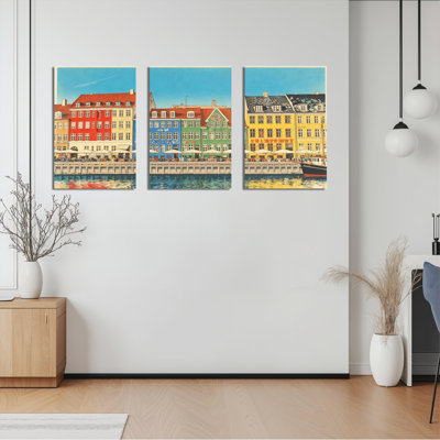 Ensemble de 3 toiles murales colorées représentant des bâtiments scandinaves et des reflets sur un canal.