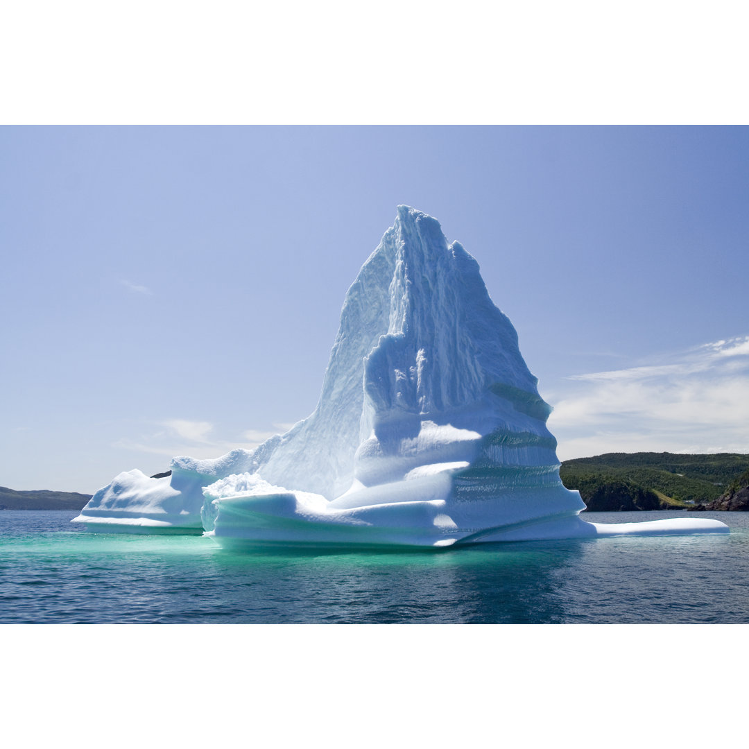 Ein Eisberg in der Mitte der Trinity Bay - Leinwandbild