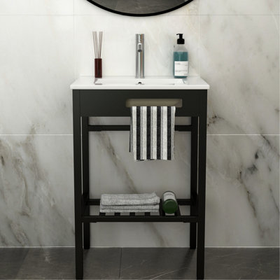 Évier de salle de bain en céramique 24 po x 18 po avec trop-plein et pieds en acier inoxydable noir, teinture hygiénique, faible absorption d'eau, fixation murale pour un évier blanc de conception écoénergétique, trop-plein,