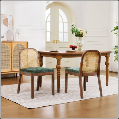 Ensemble de deux chaises de salle à manger à dossier incurvé en rotin, coussins en chenille et structure en bois massif, idéales pour les cuisines de style campagnard.