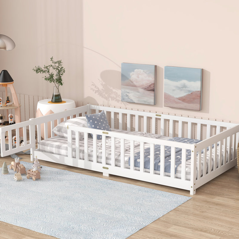 Lit simple au sol avec clôture blanche et porte tournante, bois d'hévéa pour les chambres compactes, favorisant les caractéristiques de liberté d'exploration, jeu de sommeil, 7 lattes renforcées